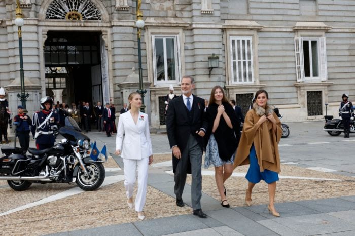 Los Reyes, la Princesa y la Infanta saliendo del Palacio Real