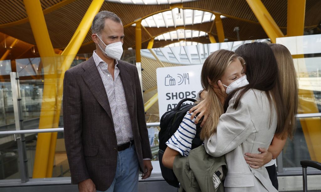 spanish princess says goodbye to family at the airport before leaving for new school