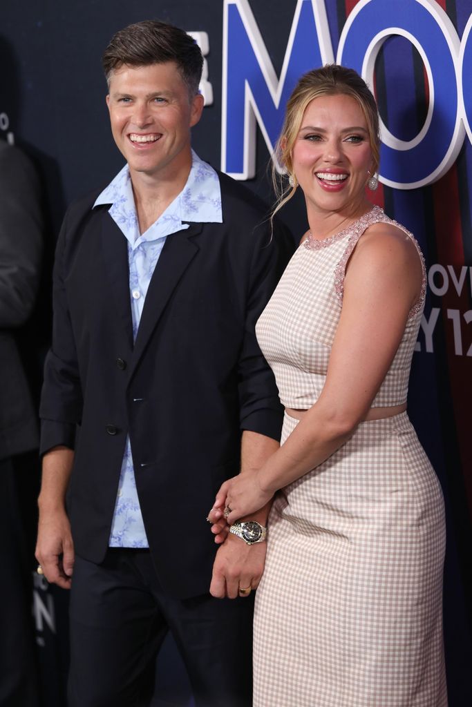 Scarlett Johansson y Colin Jost en el estreno de 'Fly Me To The Moon' en el AMC Lincoln Square Theater de Nueva York el 8 de julio de 2024