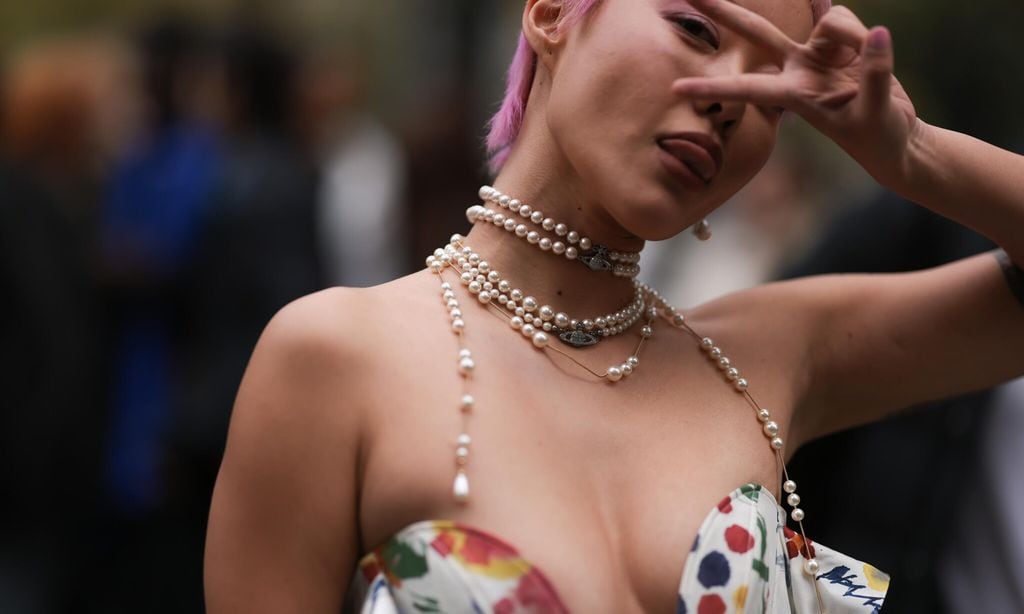 Street Style - Paris Fashion Week - Womenswear Spring/Summer 2023 : Day Six