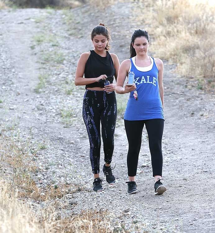 Selena Gomez caminando con una amiga