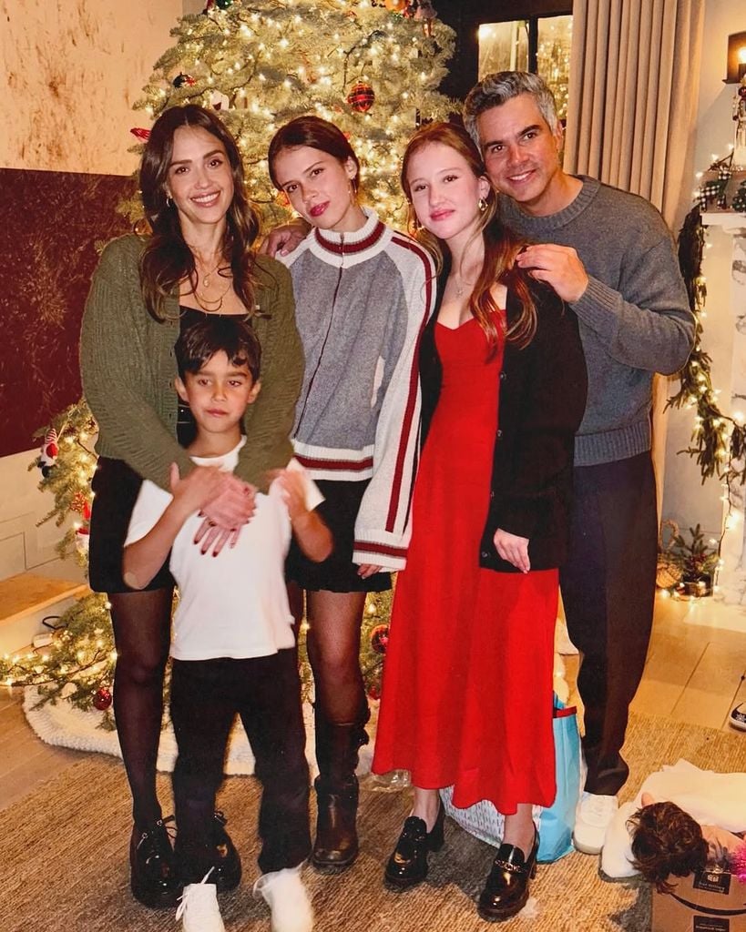 Jessica Alba y Cash Warren con sus hijos