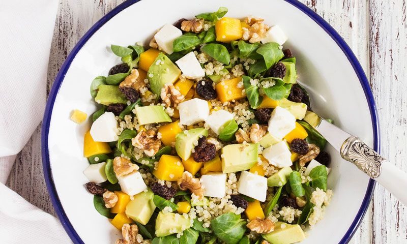 Ensalada de quinoa con aguacate, mango y tofu
