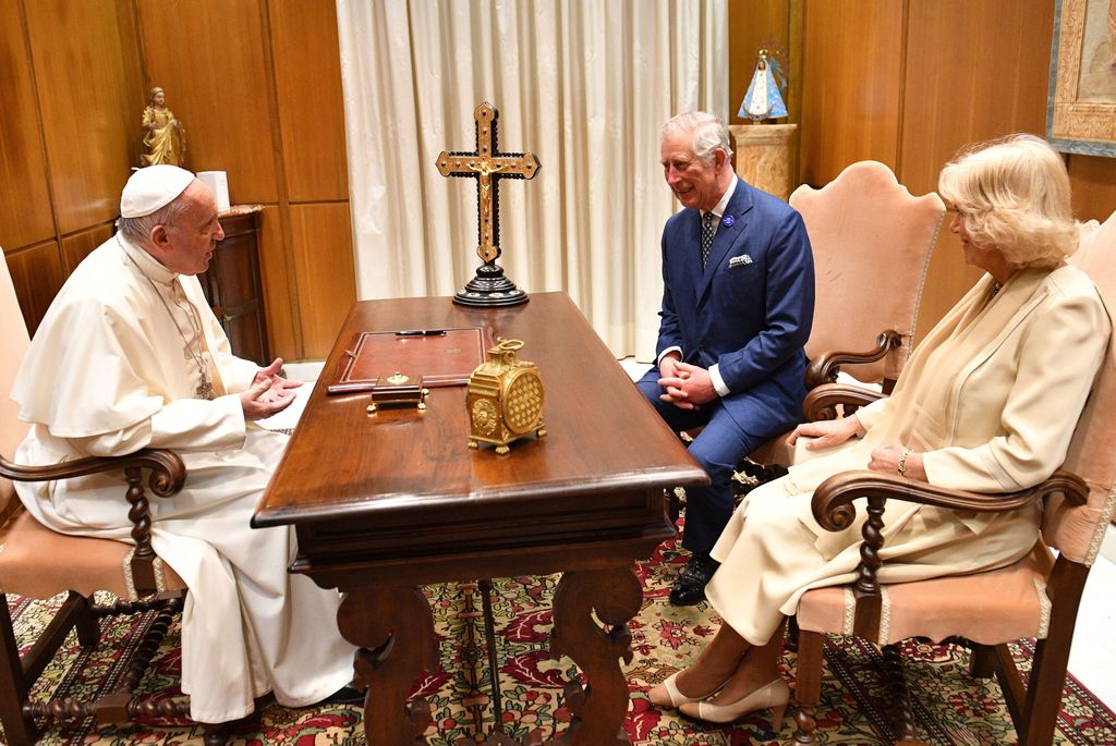 Los reyes Carlos y Camilla en el Vaticano con el Papa Francisco 