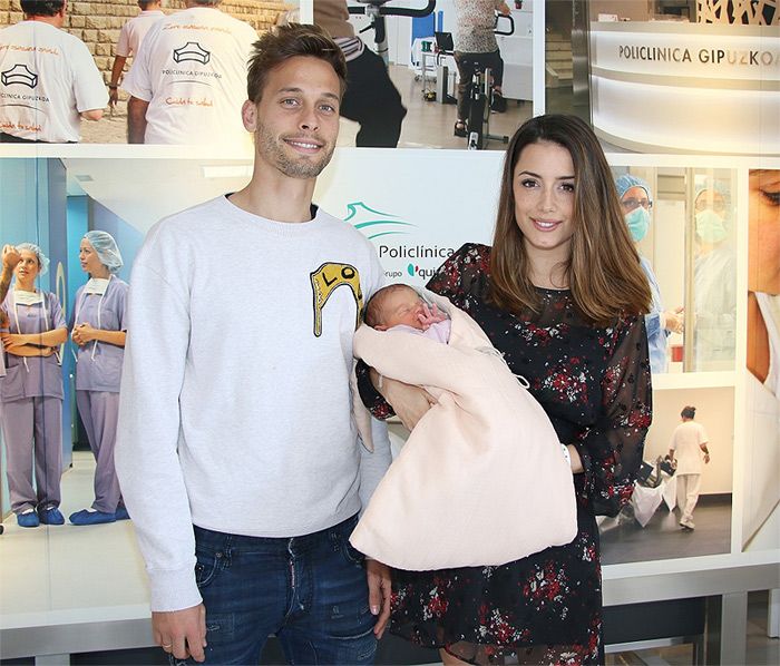 Sergio Canales presenta a su primera hija, India