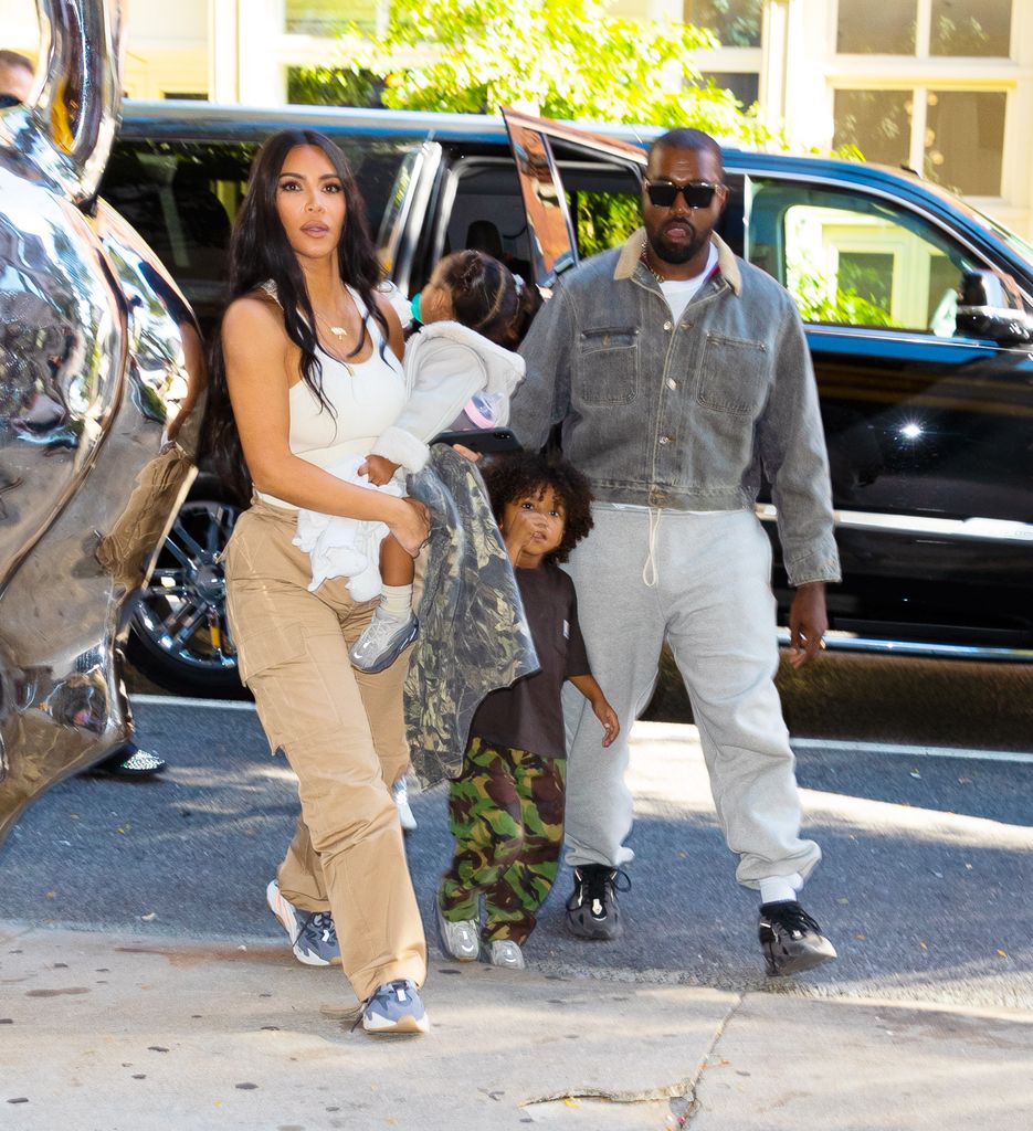  Kim Kardashian  y Kanye West con sus hijos