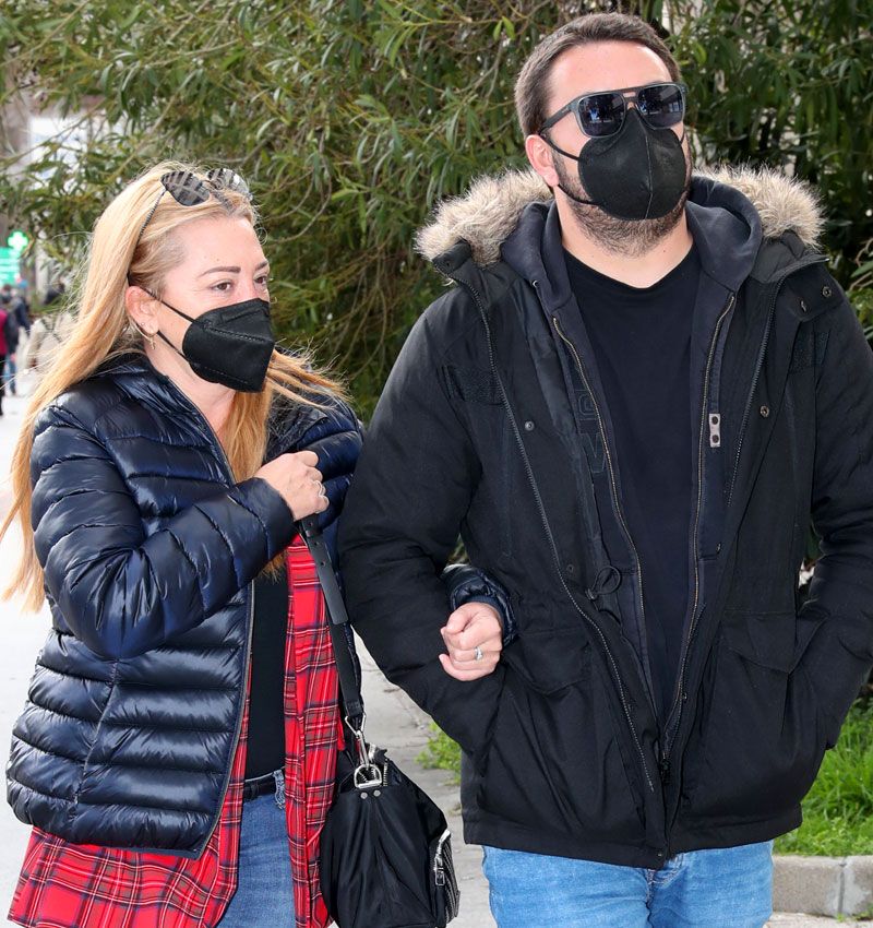 Belén Esteban y su marido, por la calle