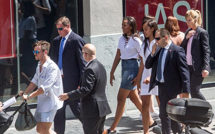 Las cámaras pillaron a Aldo Comas en medio del séquito que acompañaba a las hijas de Michelle Obama que fueron de compras a la Gran Vía © madridiario.es / Kike Rincón
