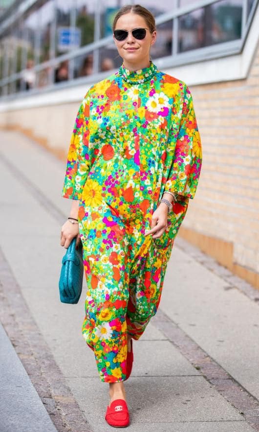 look de street style con jumpsuit estampado de flores