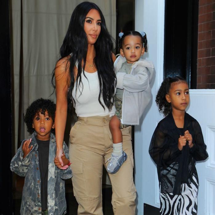 Kim Kardashian con tres de sus cuatro hijos