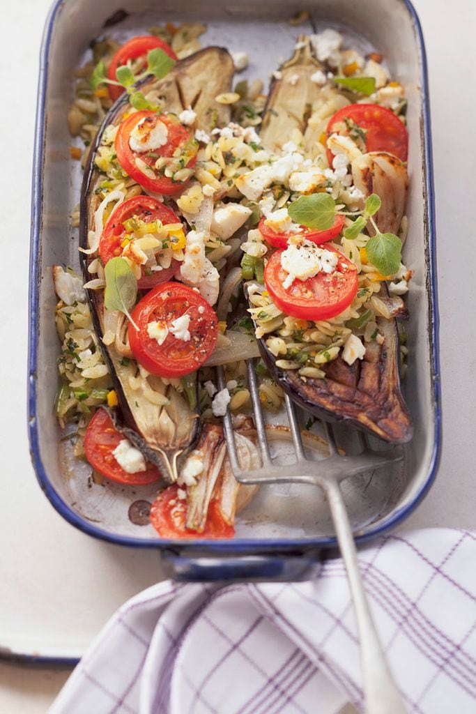 Berenjenas rellenas de orzo, tomate y queso feta