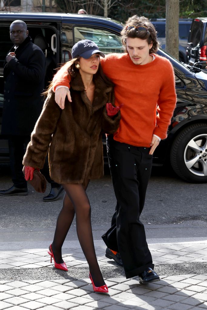 Jackie Apostel y Cruz Beckham en las calles de París durante la Semana de la Moda