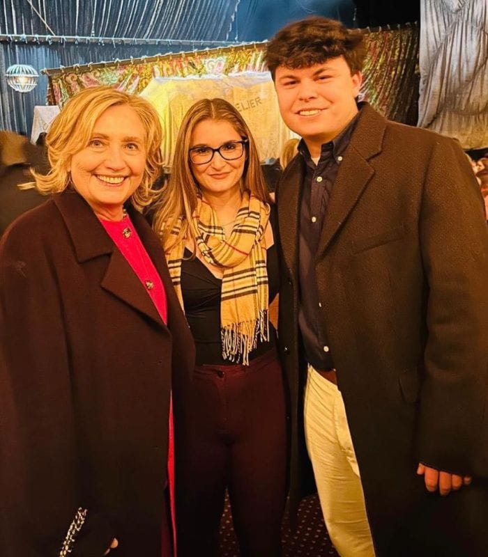 Blake O'Donnell junto a su prometida Teresa Garofalow y Hillary Clinton en el Teatro Majestic de Nueva York