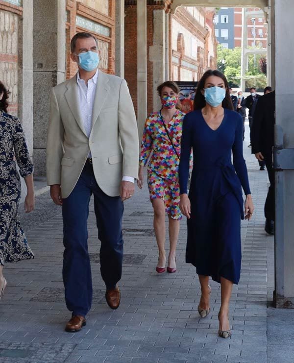 Doña Letizia con vestido azul y zapatos de serpiente