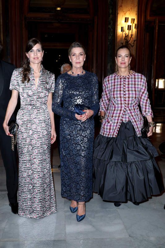 Carlota Casiraghi con su madre y su suegra