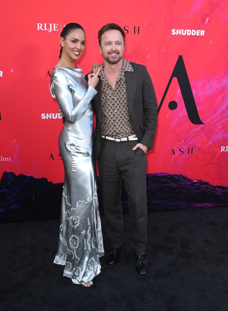 Eiza Gonzalez y Aaron Paul en la premier de "Ash".