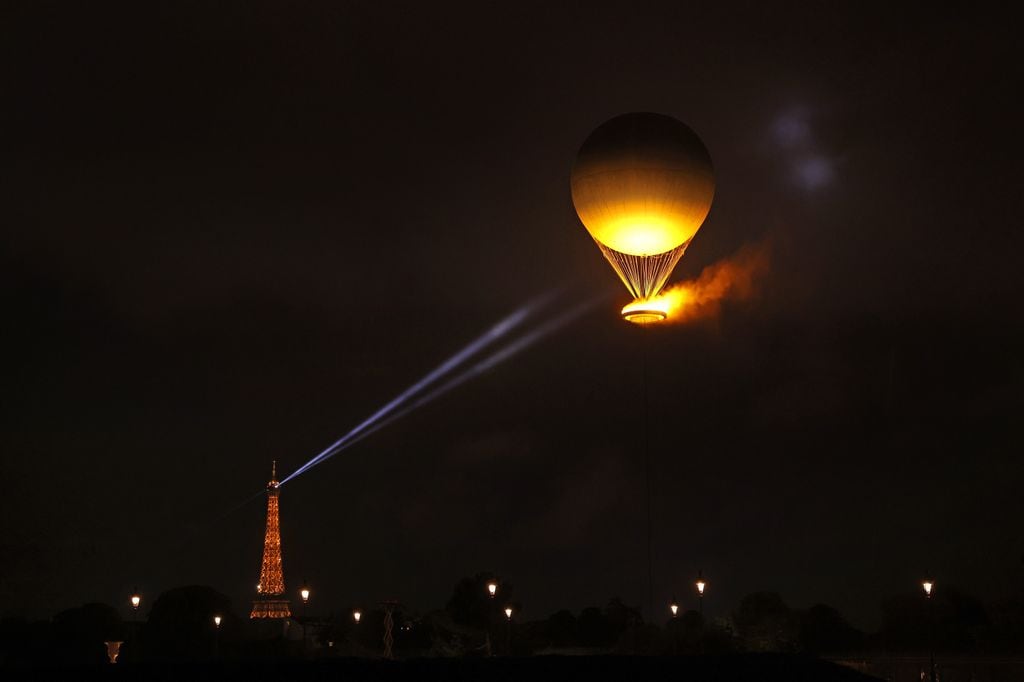 El pebetero con forma de globo aerostático se elevó por el cielo parisino.