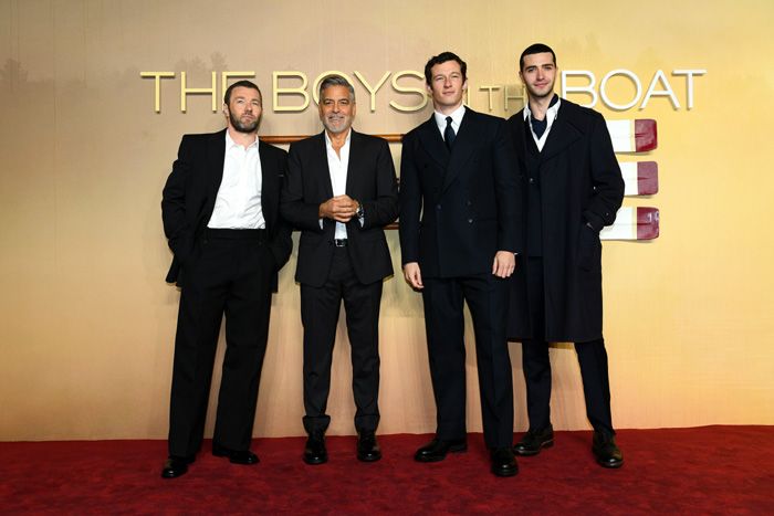 George Clooney con los actores de su película