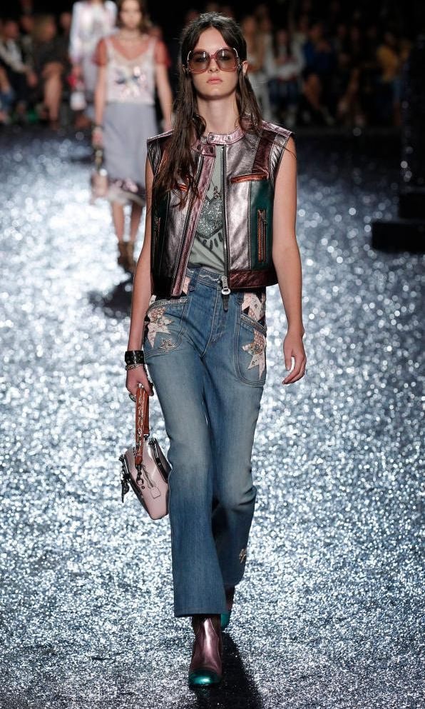 look de pasarela con jeans boot cut con bordados