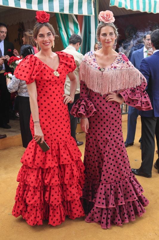 Lourdes Montes con su hermana Sibi en la Feria de Abril