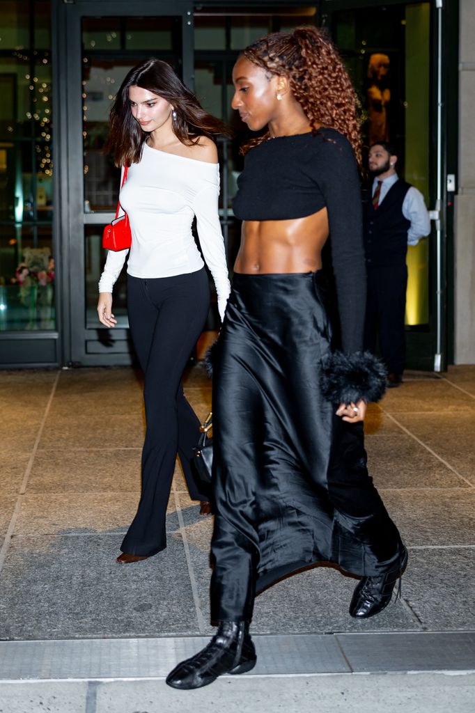 Emily Ratajkowski y su amiga en Nueva York con jerséis Bardot