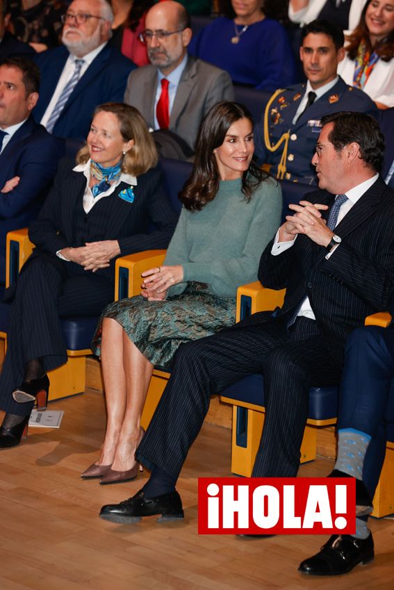 La reina Letizia recicla un look de jersey calentito y falda brocada