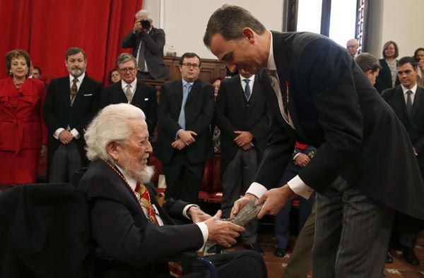 El escritor mexicano Fernando del Paso ha recibido de manos del rey Felipe VI el Premio Cervantes 2015
