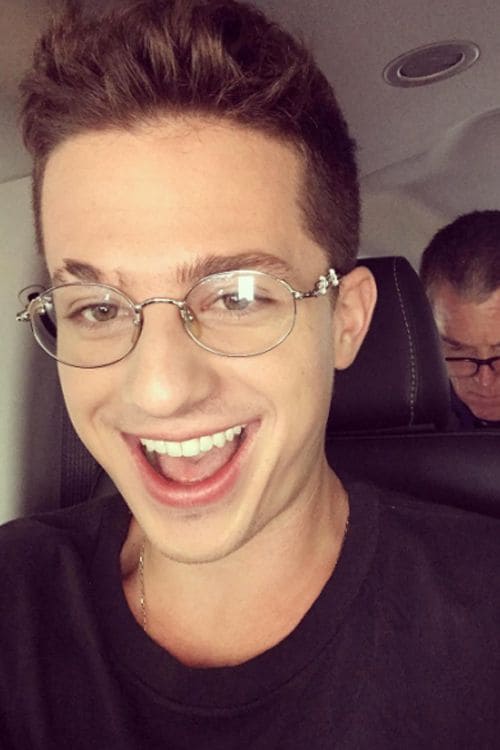 Charlie Puth con gafas de ver