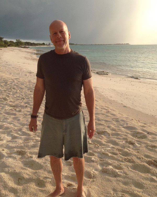 Bruce Willis en la playa