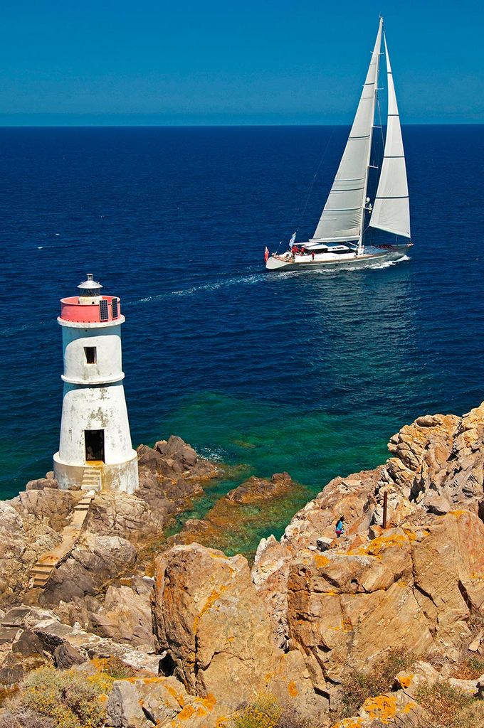 Barco de vela navegando por La Maddalena