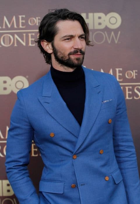 Michiel Huisman triunfa de pleno con este dos piezas en azul añil, con jersey de cuello alto en lugar de camisa y corbata.
