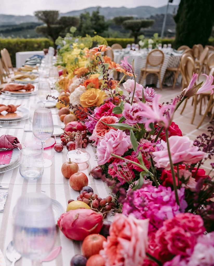 Decoración con manteles de boda a color rayas lila