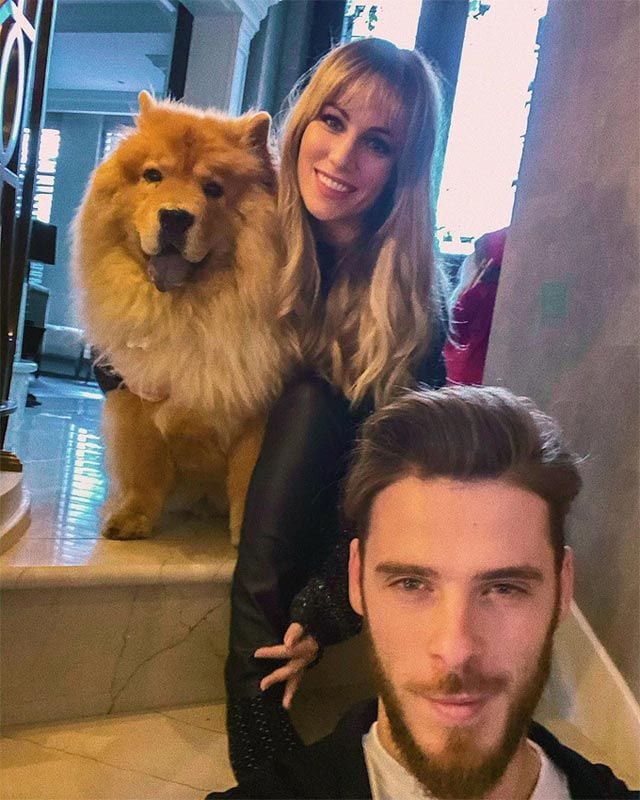 Edurne y David de Gea junto a su perro