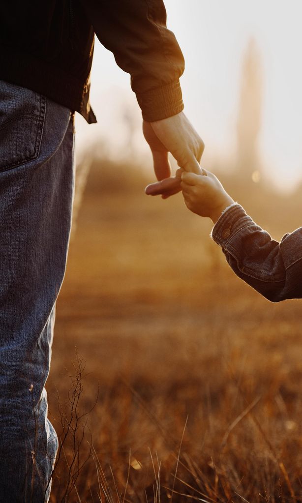 Padre e hijo de la mano