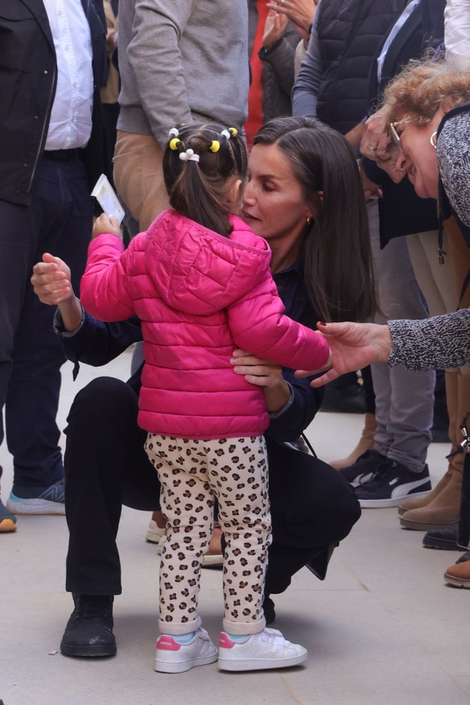 La reina Letizia durante su visita a Chiva tras la DANA. 19 de noviembre de 2024