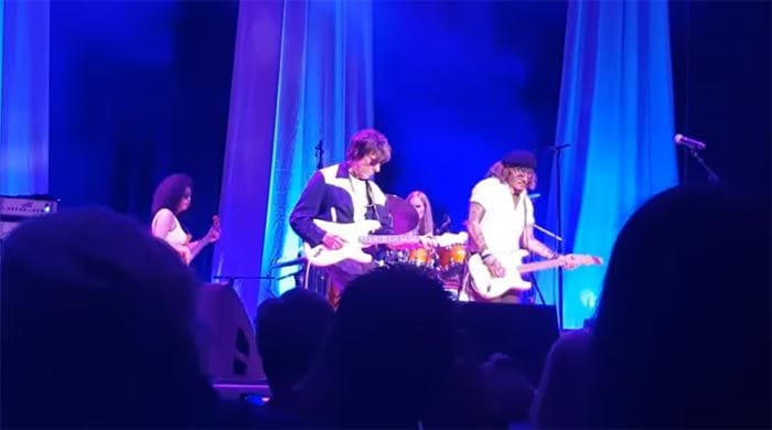 Johnny Depp aparece en el concierto de Jeff Beck 