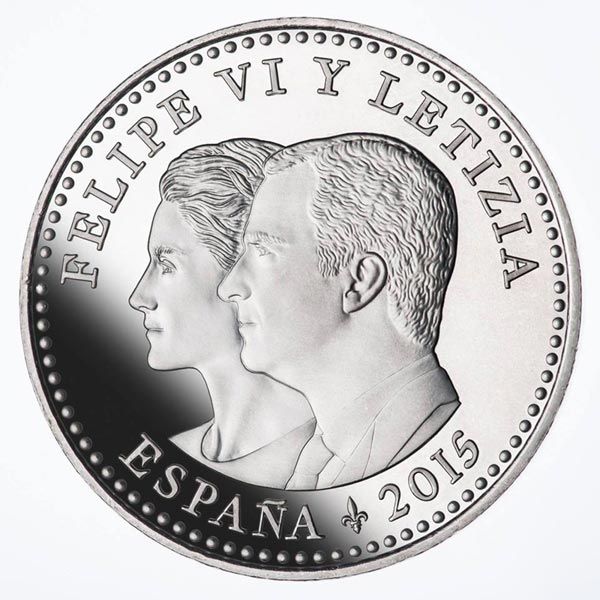 La nueva moneda que se presentó ayer y que hoy se pone en circulación es la primera en la que aparecen los retratos don Felipe y doña Letizia © RAE/FNMT
