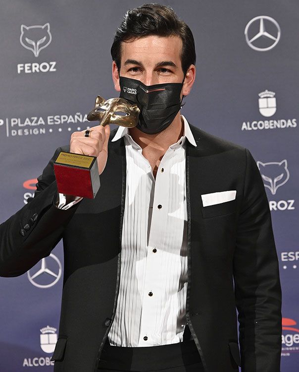 Mario Casas posa con su Premio Feroz 2021