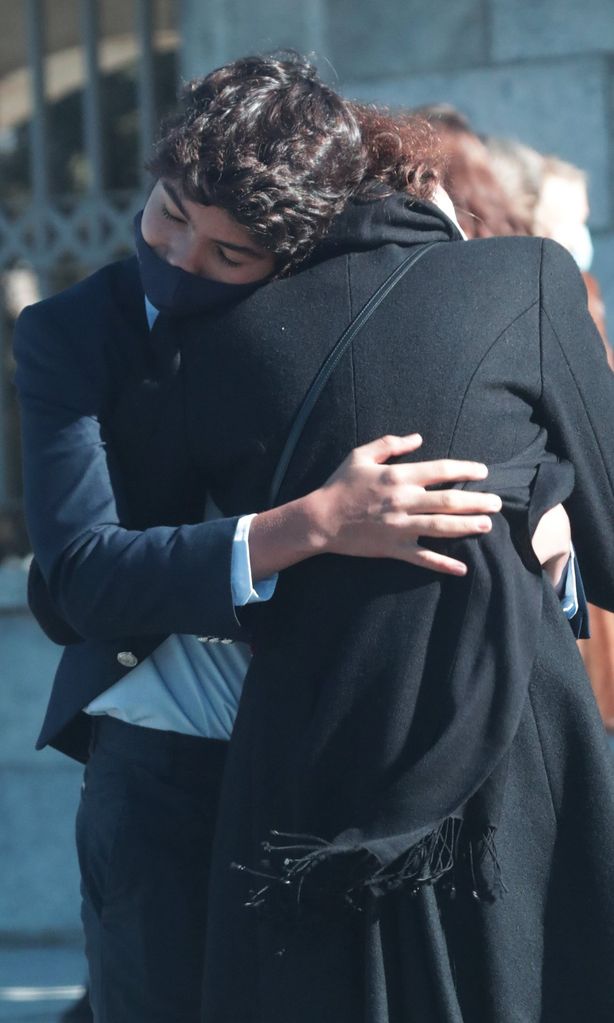 Ines Sastre con su hijo en el funeral de su padre