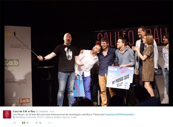 El Twitter oficial de la Casa del Rey ha compartido varias instantáneas de la velada de los Reyes en la entrega de los premios de la final española de Famelab, el concurso internacional de monólogos científicos de humor
