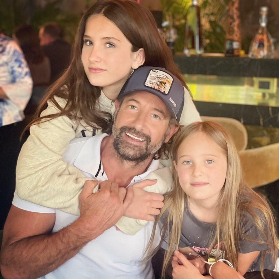 Gabriel Soto junto a sus dos amores, sus hijas Elissa y Miranda