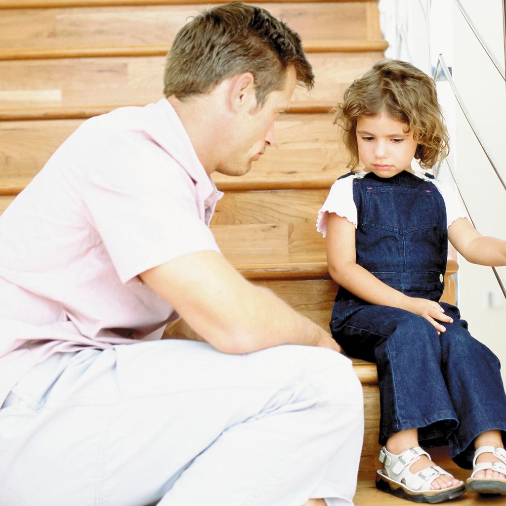 Padre habla con su hija