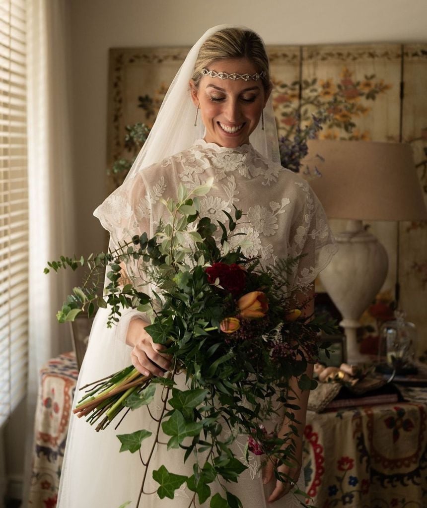 Vestido de novia con ramo y velo