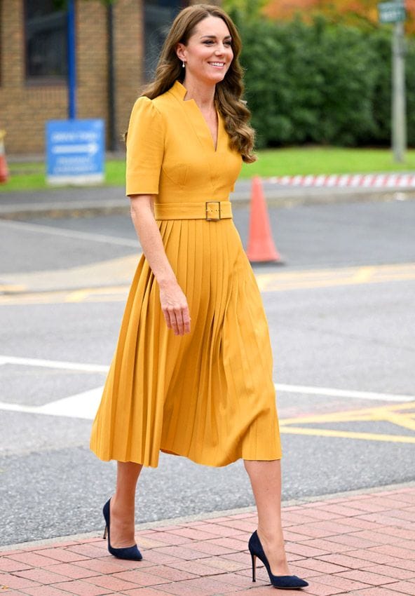 Kate Middleton vestido amarillo zapatos tacón