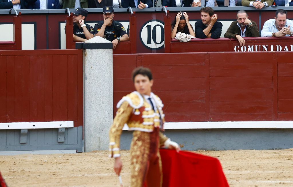 Andrés Roca Rey torea ante la atenta mirada de Victoria Federica de Marichalar, a 6 de octubre de 2024, en Madrid