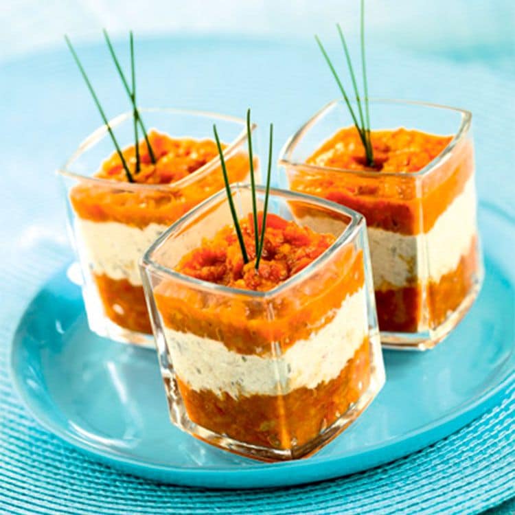 Mousse de queso y sardinas en aceite con puré de tomate