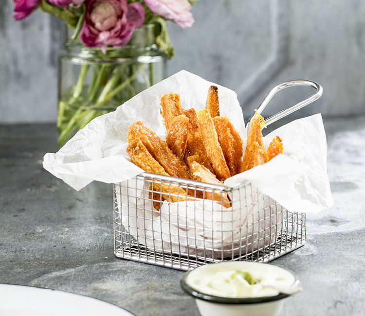 Chips de boniato con mayonesa de wasabi