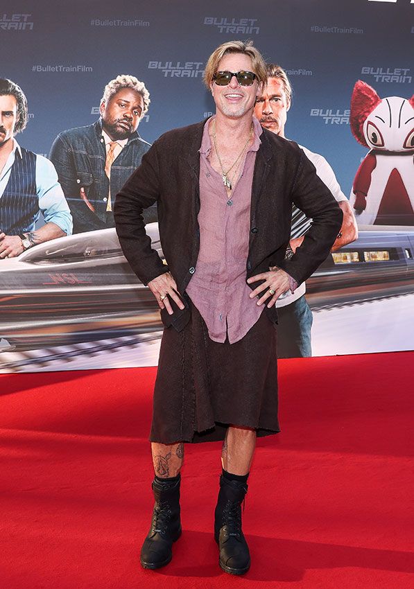 Brad Pitt impacta con falda en la alfombra roja de 'Bullet Train'