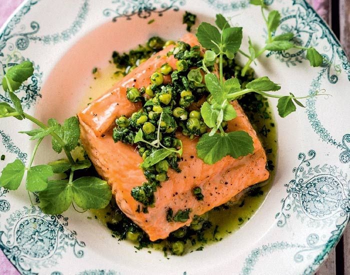 Salmón al horno con guisantes estofados al limón