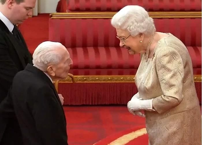 Isabel II, con guantes en una ceremonia en Buckingham ¿Se trata de una medida contra el coronavirus?